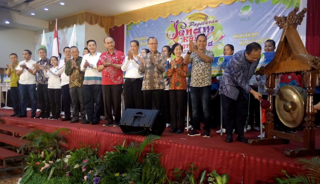 Walikota Pekanbaru yang diwakili Asisten I Bidang Pemerintahan Setdako Pekanbaru, Azwan membuka Senam Kasih Semesta antar sekolah se-Kota Pekanbaru yang ditandai dengan pemukulan gong. FOTO: Ist